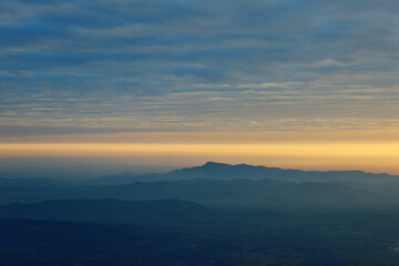 Plakat mountain at sunrise at view point at pha mak duk at phukradueng national park