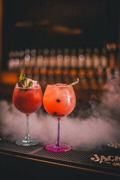 Dos copas de ramazzotti en una barra de bar, con humo de fondo y bellas luces c&aacute;lidas