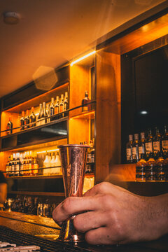 Onza en la barra de un bar, para la preparaci&oacute;n de c&oacute;cteles, con linda decoraci&oacute;n de luces c&aacute;lidas