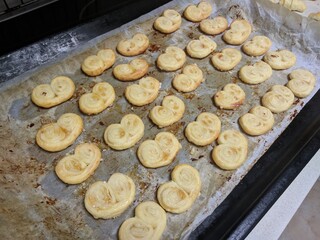 Domestic puff pastry (baked croissants).