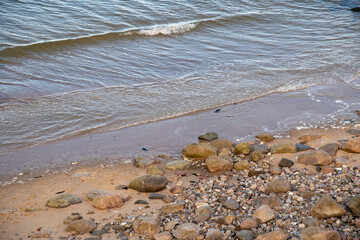 Steiniger Strand mit Wellen