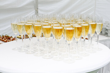 Many champaign glasses with chaimpaign at banquet