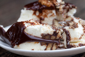 Creamy cheesecake with chocolate and cookies