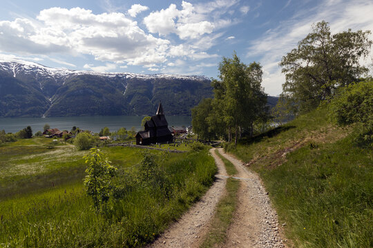 Malerischer Pfad zur Stabkirche Urnes am  Lusterfjords, Norwegen