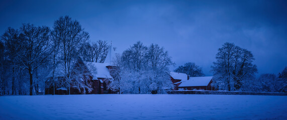 Winterlandschaft in der Lüneburger Heide am frühen Morgen