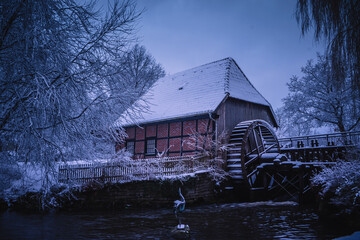 Winterlandschaft in der Lüneburger Heide am frühen Morgen