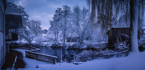 Winterlandschaft in der L&uuml;neburger Heide am fr&uuml;hen Morgen