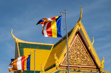 Drapeau bouddhique flottant devant une pagode