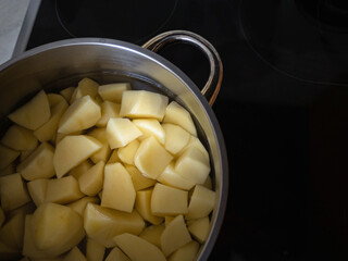 Geschälte Kartoffeln im Topf auf Herd