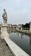 Fototapeta na wymiar Le statue di Prato della Valle a Padova