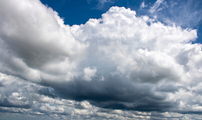 Obraz premium Abstract background of beautiful white clouds with blue sky in Brazil