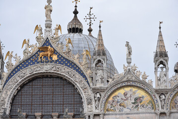 Obraz premium Venice, Italy - 14 Nov, 2022: Gilded domes of the Basilica di San Marco
