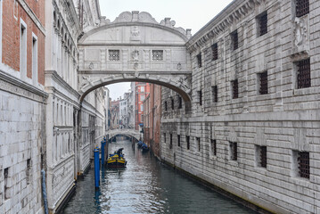 Fototapeta premium Venice, Italy - 15 Nov, 2022: Bridge of Sighs, or Ponte de Suspiri, and the Doges Palace