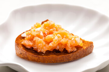 salmon tartar on fried bread