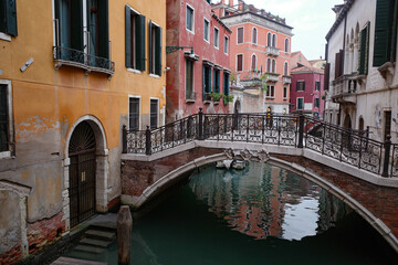 Obraz na płótnie Canvas Venice, Italy - 15 Nov, 2022: Bridge over Venetian canals