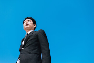 遠くを見据える日本人男性ビジネスマン
