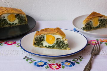 Porción de tarta salada con espinacas, queso ricotta y huevos típica en Italia. Torta pascualina.