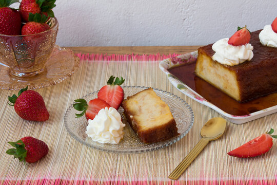 Pudin de pan con nata montada y fresas naturales, porci&oacute;n. Postre casero.