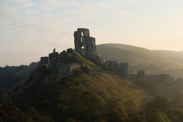 Corfe Castle ruins at sunrise in Dorset, UK - obrazy, fototapety, plakaty