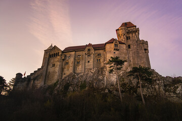 Obraz premium large castle with purple sky on top of a hill