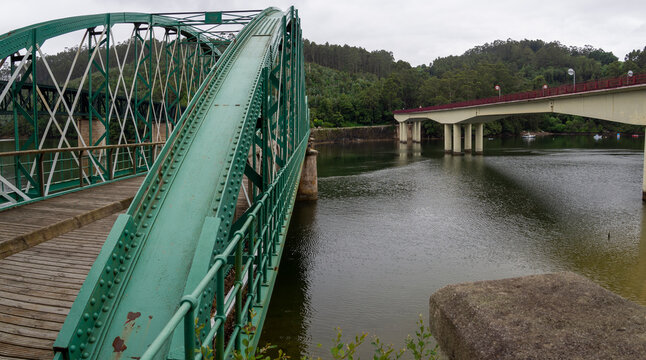 Vista de puentes distintos en O Vicedo, uno de metal y el otro de cemento en Lugo, sobre el r&iacute;o Sor, en verano de 2021 Espa&ntilde;a