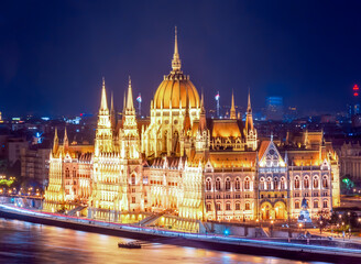 Obraz premium Hungarian Parliament building at night, Budapest, Hungary