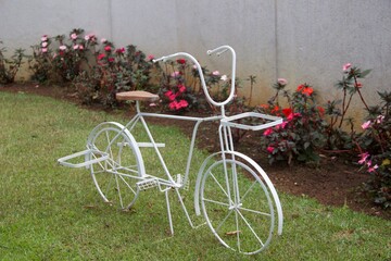 Fototapeta na wymiar Bicicleta no jardim - bicycle in the garden