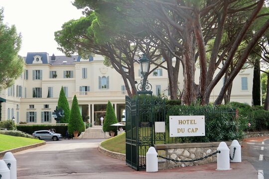 Entr&eacute;e de l&rsquo;H&ocirc;tel du Cap Eden Roc, c&eacute;l&egrave;bre h&ocirc;tel de luxe / palace du Cap d&rsquo;Antibes sur la c&ocirc;te d&rsquo;azur &ndash; septembre 2022 (France)