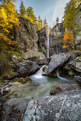 il pis del passet, meravigliosa cascata della valle maira durante una giornata autunnale