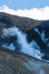 日本　神奈川県足柄下郡箱根町の大涌谷と冠ヶ岳の岩肌から噴き出る白い噴気