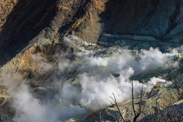 日本　神奈川県足柄下郡箱根町の大涌谷と冠ヶ岳の岩肌から噴き出る白い噴気