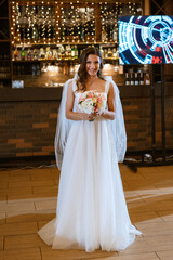 Obraz premium bride in a white dress throws a wedding bouquet