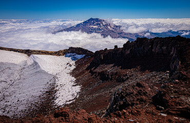Vista de la cumbre del volcán Tolhuaca entre las Nubes desde la cumbre del volcán Lonquimay, region de la Araucanía, Chile