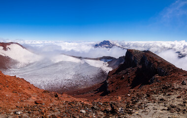 Cumbre del volcán Tolhuaca entre las Nubes desde la cumbre del volcán Lonquimay, region de la Araucanía, Chile