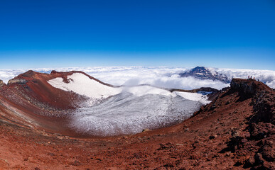Vista en primer plano del crater del volvan lonquimay y  del volcán Tolhuaca entre las Nubes desde la cumbre del volcán Lonquimay, region de la Araucanía, Chile