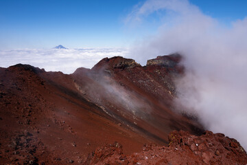 Vista del volcán Llaima entre las Nubes desde la cumbre del volcán Lonquimay, region de la Araucanía, Chile