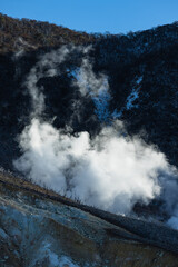 日本　神奈川県足柄下郡箱根町の大涌谷にある冠ヶ岳の岩肌から噴き出る白い噴気