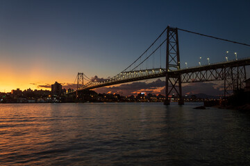 Fototapeta na wymiar paisagem do crepúsculo e a ponte Hercílio luz de Florianopolis Santa Catarina Brasil Florianópolis