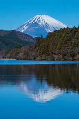 日本　神奈川県足柄下郡箱根町の芦ノ湖の水面に反射して映っている富士山