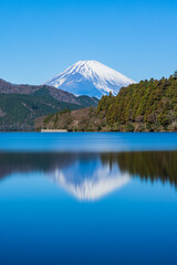 Fototapeta premium 日本 神奈川県足柄下郡箱根町の芦ノ湖の水面に反射して映っている富士山