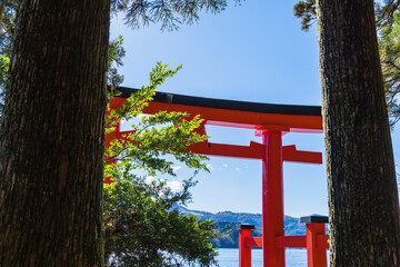 日本　神奈川県足柄下郡箱根町の芦ノ湖と箱根神社の平和の鳥居