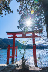 日本　神奈川県足柄下郡箱根町の芦ノ湖と箱根神社の平和の鳥居