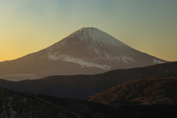 日本　神奈川県足柄下郡箱根町にある箱根ロープウェイから見える夕焼け空とオレンジ色に染まった富士山