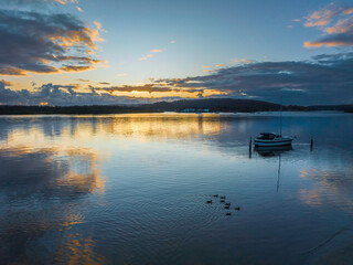 Obraz premium Sunrise over the bay with clouds and reflections