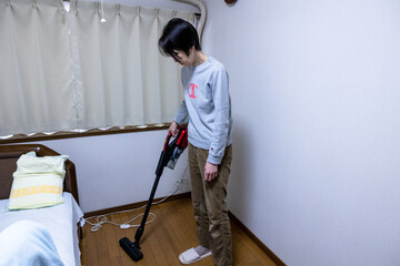 掃除をする主婦