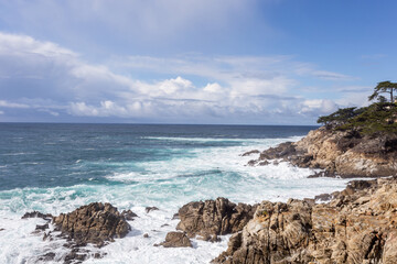Fototapeta na wymiar Pacific ocean coast with ocean and blue sky
