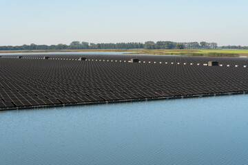Schwimmende Photovoltaikanlage auf dem Wasser (Floating PV) 