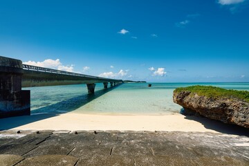 Obraz premium 宮古島のビーチから望む海景と橋