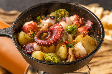 アヒージョ スペイン料理　Clam Ahijo (Oil baked dish)