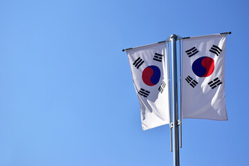 대한민국의 국기인 태극기가 수직으로 펄럭이고 있다.